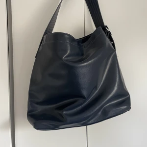 Jättefin medelstor väska  - Medelstor väska från zalando. Vet inte exakt vilket märke den är men den är knappt använd. Inga alls tecken på användning. Får plats med en dator så passar bra till skolan. 