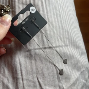 örhängen  - Jättecoola örhängen! Dessa är aldrig använda, dem är ej från montini som de ser ut som på bilden, tror dessa är från Gina om jag ej minns fel ⚡️