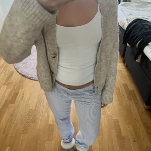 Stickad kofta - Superfin kofta från h&m i wool/alpacka blend. Nypris 1300 kr