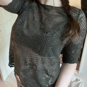 Spetstopp - Tredig mörkgrön spetströja med halva ärmar och blommiga detaljer. Den är i gott skick. Skriv privat om ni har frågor💚