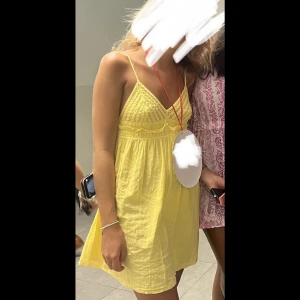 Sommar kläning  - Super söt somrig kläning💛💛 använd fåtal gånger, välidgt bra skick❣️