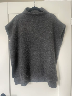 Stickad väst - Superfin, slitsar på sidorna och en liten krage🌸 Vet inte vilken storlek men jag tycker den sitter lagom oversize på mig som vanligtvis har S