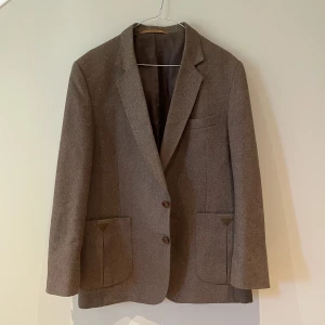 Vintage Kavaj - Vintage kavaj som köptes secondhand. Aldrig använt, men har små fläckar på inre vänster fickan som lätt går att skölja bort!  Ingen storlek men skulle säga att den motsvarar Herr M och sitter väldigt oversized på mig som har S!  Hör av dig vid frågor! 🫶🏼🩷