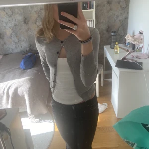 Zara kofta - Säljer denna jättefina konfta ifrån zara, som är perfekt nu till hösten. Lite små slitningar vid knapphålen, men inget som är märkbart, annars i bra skick. Storlek S, men jag skulle säga att den även passar xs. 