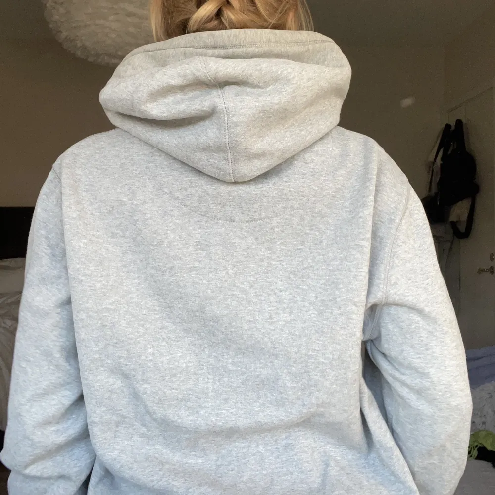 Så cool hoodie med ett grönt vikingartryck på! Den är aldrig använt och är som ny i materialet. Skulle säga att den är i storlek M. Nypris: 749 kr. Hoodies.