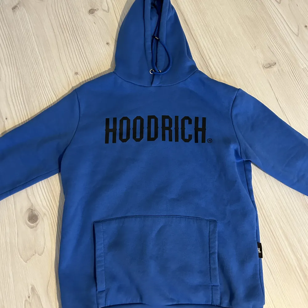 En välskött hoodie från hoodrich på storlek small men passar även medium.. Hoodies.