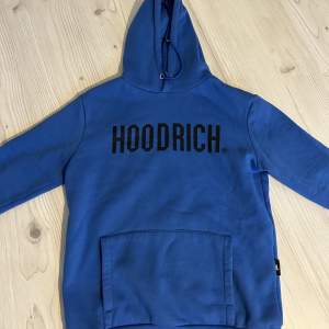 En välskött hoodie från hoodrich på storlek small men passar även medium.