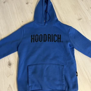 Hoodrich hoodie  - En välskött hoodie från hoodrich på storlek small men passar även medium.