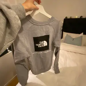 Aldrig använd! Grå sweatshirt från north face i storlek xs. 200kr +frakt!🌟