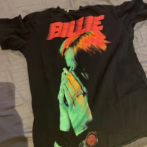 Billie eilish 2 st t-shirt - Inga defekter Den röda ish tröjan är 146/152 och den gröna är 3XL