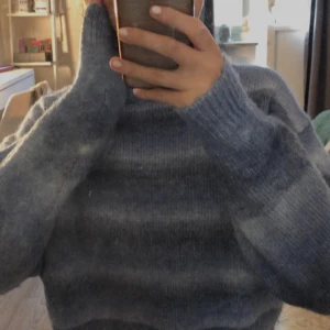 Stickad tröja  - Riktigt skön stickad tröja, perfekt till hösten. Fina blåa färger i ränder. Väldigt bra skick från H&m! 😊