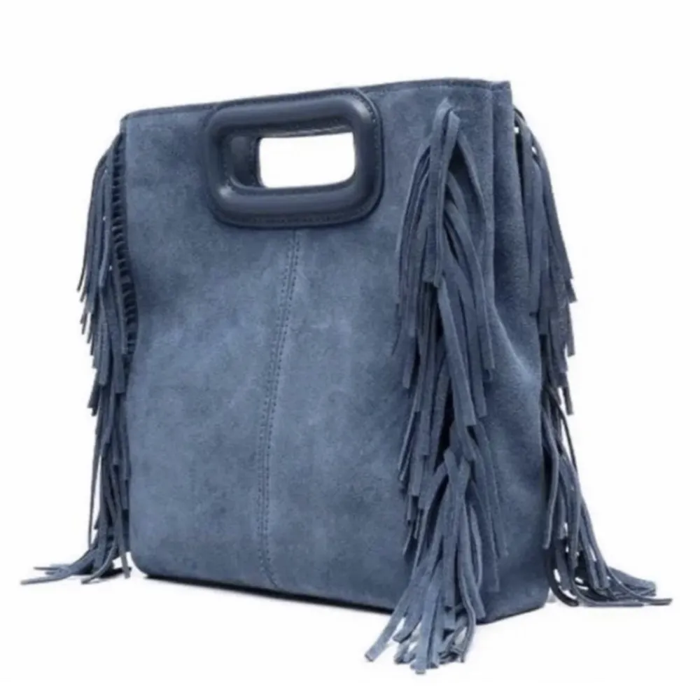 Intressekoll på Blå Maje väska i  mocka storlek m💙 Köpt sommaren 2022 och den är ändå ganska använd. Några få flekar men de är inte så synliga. Priset kan diskuteras och online kvitto finns. Ingen dustbag. Väskor.