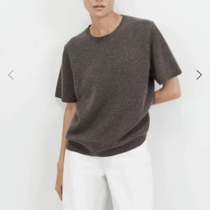 Soft goat tröja - Säljer min soft goat t-shirt (färgen mörkblå). Finns inte att köpa längre på nätet. Skriv om ni vill ha fler bilder på passform och färg🤗🥰