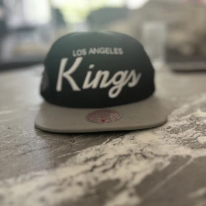 Los angeles KINGS keps - Värde av 400kr men säljer biligare, använda ca 4 gånger, köpte i början av sommaren, butik - JUNKYARD