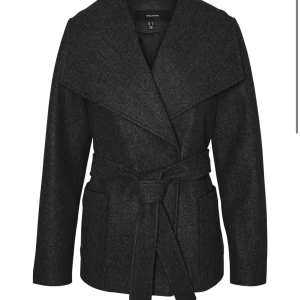 Jacka från Vero Moda - Säljer en helt ny väldigt populär jacka från Vero moda i storlek S. Aldrig använd endast testad. Nyskick och inga defekter. Nästan alltid slutsåld i denna storlek. Väldigt fint material. Nypris 699, mitt pris 450. Skickas samma dag eller närmsta vardag🤍