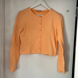 Söt tröja - Från zara, lite fluffig i materialet, aldrig använd!