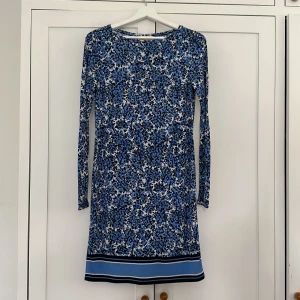 Michael kors klänning - Längd 90 cm  Storlek XS men funkar som Small också.  Jättefina blåa toner. 