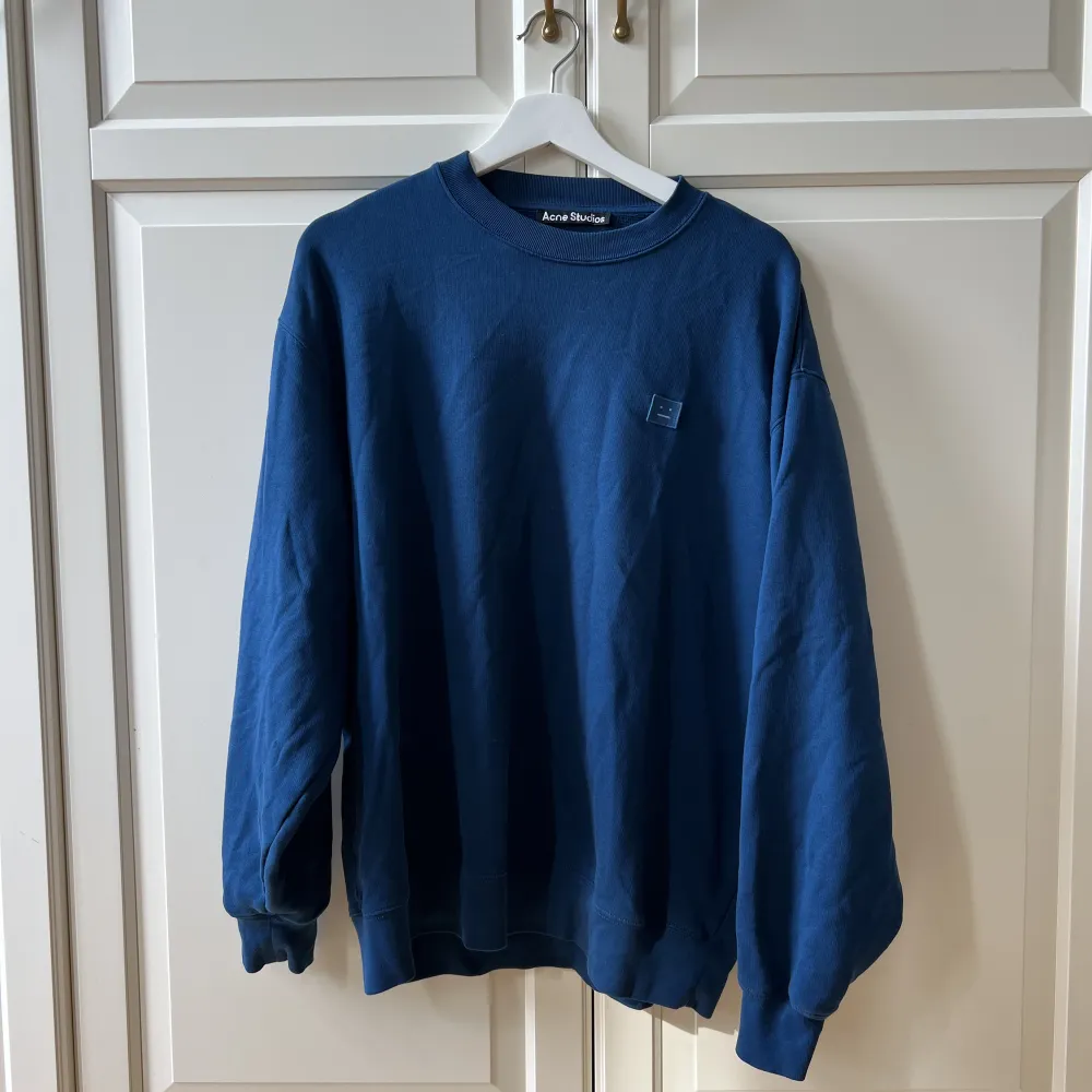 Sweater från Acne, färg exklusivt stläppt på Tres bien. Lös fit. . Tröjor & Koftor.