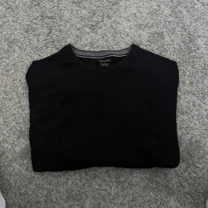 Stickad Massimo Dutti Tröja - Hej! Säljer nu denna stickade tröja från Massimo dutti. Tröjan är i storleken S. Pris kan diskuteras vid snabbaffär