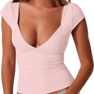 Rosa trendig topp - Intressekoll på denna superfina rosa topp! Toppen sitter så fint på och har inga defekter. Egna bilder finns! Säljer endast vid rimligt pris!