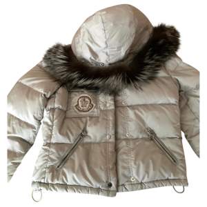 Säljer på min äkthetskollade vintage moncler jacka köpt på vestaire. Den är ljusgrå och den är unik. Den är för kort för mig som är 174 och brukar ha s-m. Pälsen går att ta av. Kan skicka fler bilder. Inga defekter