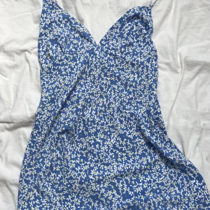 Blommig klänning från Zara - Blommig klänning från Zara. Aldrig använd pga för kort för mig som är 172. Nyskick. 50kr + frakt❤️‍🔥❤️‍🔥