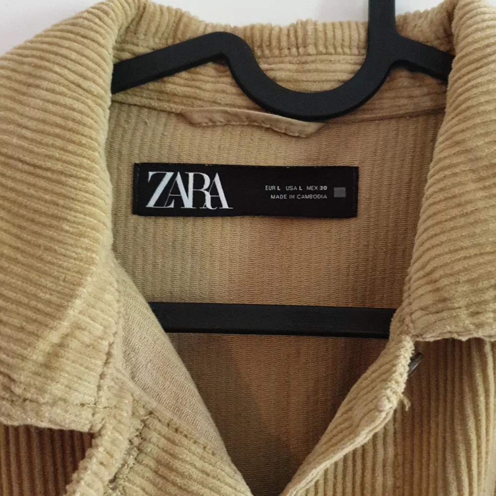 Som ny, använd 2 ggr. Senapsgulgrön overshirt/jacka från Zara, perfekt till hösten!   Säljer pga kommer ej till användning!. Jackor.
