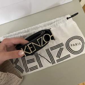 Säljer detta svarta kenzo bältet som passar från xxs-m💕 sjukt snyggt och passar till allt💕 aldrig använt så hel i nyskick💕 nypris ca 2000