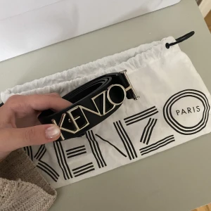 Kenzo bälte  - Säljer detta svarta kenzo bältet som passar från xxs-m💕 sjukt snyggt och passar till allt💕 aldrig använt så hel i nyskick💕 nypris ca 2000