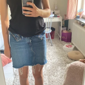 Jeans kjol - Säljer denna väldigt fina LEVI’S kjolen som är använd ungefär 2 gånger så den är i ett väldigt bra skick, men har blivit för liten på mig tyvärr  :( Sjukt snygg till sommaren och en väldigt fin färg🥰Nypris är ca600kr. Hör av er vid frågor o pris osv❤️