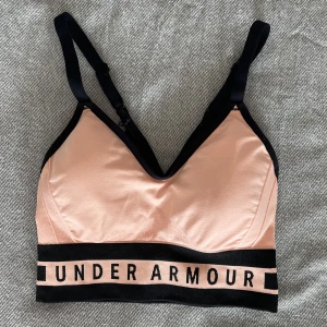 Sport-BH Underarmour  - Sport bh från Underarmour. Knappt använd, i fint skick. Xs.