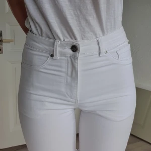 Vita Jeans - Högmidjade jeans köpt från Gina. Har inte använt dem på länge och skicket är som nytt så nu säljer jag dem här.