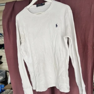 Pullover  - Märke: ralph lauren  Second hand köp: ja Färg/info om plagget: sitter lite oversized på mig som har S Ursprungligt pris: 350kr Mitt pris: 200kr Leverans: spårbar frakt med PostNord för 62kr eller upphämtning i Stockholm C/Södermalm