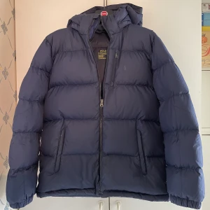 Ralph Lauren jacka  - Pga att plick slutade funka så lägger jag ut den igen. Cond 7/10 finns nån liten fläck men inget som syns när man har på sig den. Storlek 170 men sitter som en S