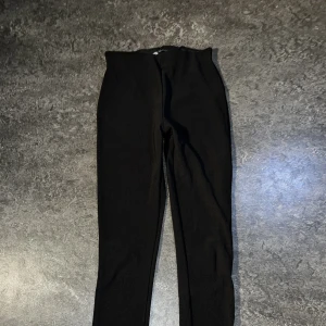 ZARA SLIT LEGGINGS - Perfekt skick. Använd 2 ggr. Stl. S
