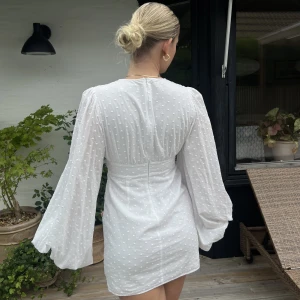 Adoore - Jättesöt klänning från Adoore. Dock har klänningen flera fläckar på sig som syns på bild tre. Går inte bort i tvättmaskinen, men säkert om man använder sig av lite vanish. 🥰