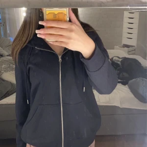 huvtröja - Hej! Säljer nu denna fina mörkblå zip hoodie säljer då den är för stor , skriver frakten i dm