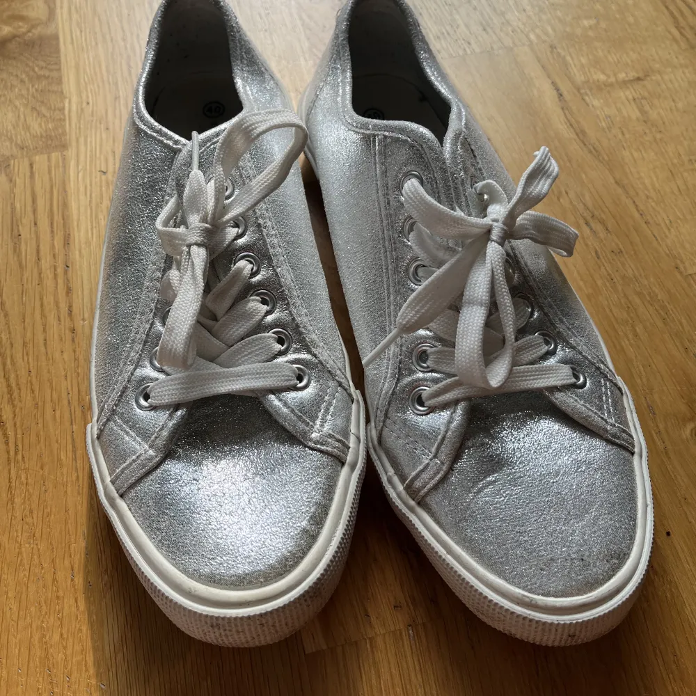 Sköna sneakers i silverglitter, använda några få gånger. Strl 40. Skor.