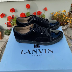 Lanvin Patent Cap Toe Sneaker Black - Hejsan, säljer ett par populära helsvarta Lanvin Cap Toe Sneakers i Size 8=42/43. Som ni ser är mockan och ToeBox är i utmärkt skick utan tecken på användning. Kvitto medkommer vid köp.Nypris runt 4300kr. Pris kan diskuteras. Tveka inte på att höra av er!