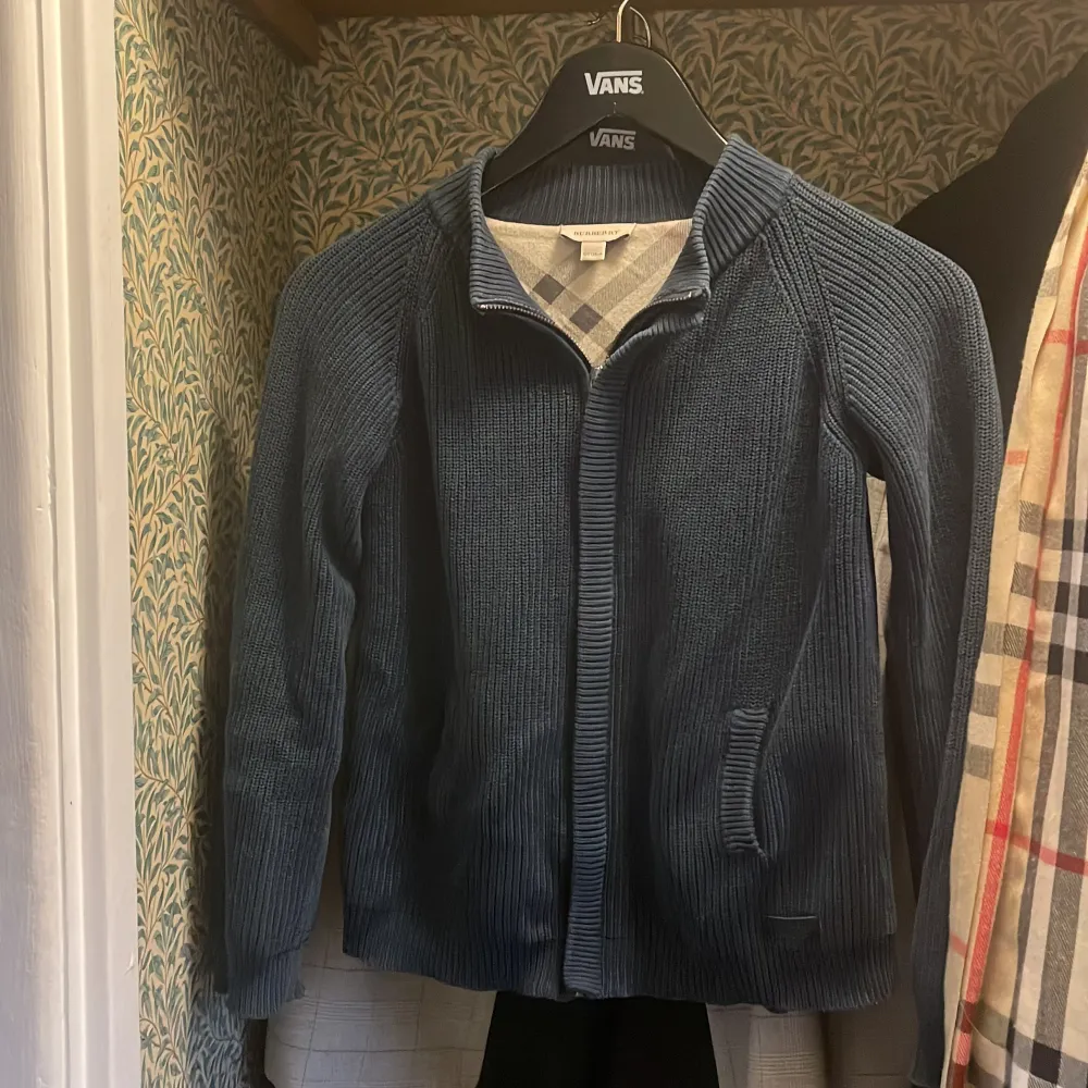 En riktigt fin stickad zip tröja som jag använt för många år sen men helt glömt bort men hitta den nu och den är jätte liten på mig den är 7/10 skick. Den passar dig som är 130-145 Kan gå ner i pris vid snabb affär. Stickat.