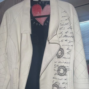 Desigual skinjacka - Aldrig använd, pågrund av att den är för liten, en mycket unik och stilig skinjacka 