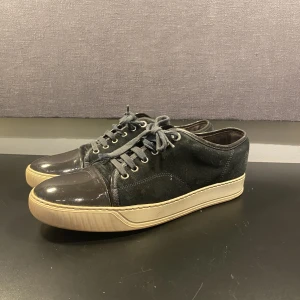 Lanvins skor  - Tja! Säljer ett par Lanvins skor i storlek 43 shysst skick. Orderbekräftelse finns och skorna är givetvis autentiska. Om du har frågor är det bara att höra av sig! 