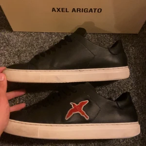 Arigato skor  - Säljer dessa snygga arigato skor då de inte kommer till användning längre. Skorna är i en sällsynt modell och nypris ligger runt 2500. Skicket är bra förutom lite crease-märken.