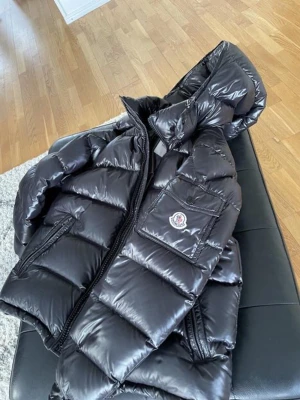 Moncler Maya Dam - Moncler Maya i väldigt fint skick!  Sparsamt använd. Inköpt Vintern 2019 på NK. Ett kvitto och alla tags medföljer. Jackan har med åren ökat i värde, jag säljer min för endast 5000kr. Jackan hämtas helst på plats men kan dock fraktas vid behov💕 