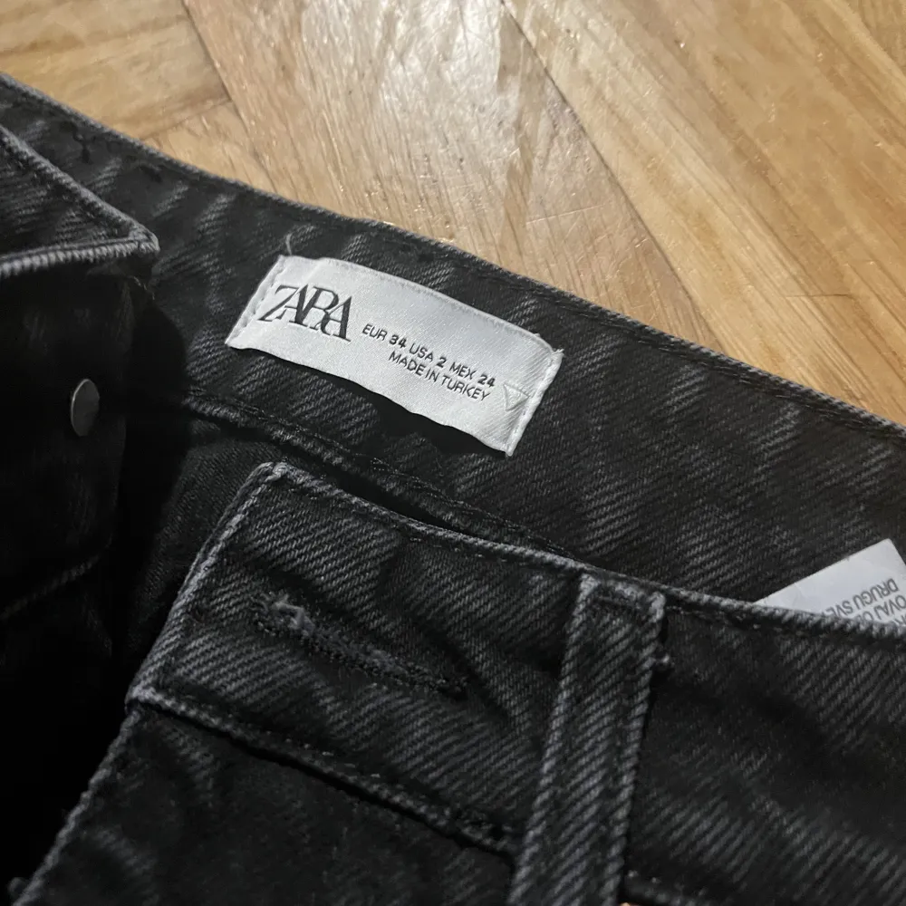 Svarta zara jeans i storlek 34. Modellen är mid rise och full length!🙌. Jeans & Byxor.