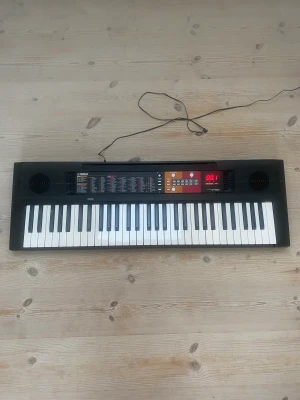 Piano - Ett piano som knappt är använt. Har många olika funktioner och är helt intakt med toner osv.