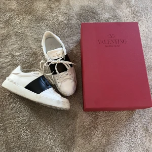 Valentino sneakers - Säljer mina Valentino sneakers då jag knappt använder de eftersom de är lite för små. Storlek 36 men lite stora i storleken.Jag har använt dem max 10 ggr så de är i princip i nyskick. Nypris ca 8000 men jag säljer dem för 3100. Äkthetsbevis mm finns kvar💕