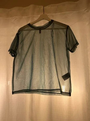 Genomskinlig tröja  - Genomskinlig tröja i okej skick💙