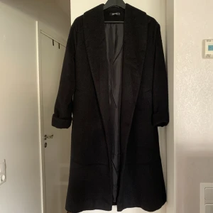 Kappa - Kappa från Missguided i storlek 34. Oversize så stor i storleken. Rundad krage med öppen framsida och slits i sidorna. Skärpet går bara längs med ryggen så det går inte att knyta i fram. Använd en gång så i nyskick. 