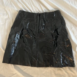 Svart kjol i storlek S - Svart kjol i storlek S Använd få gånger 